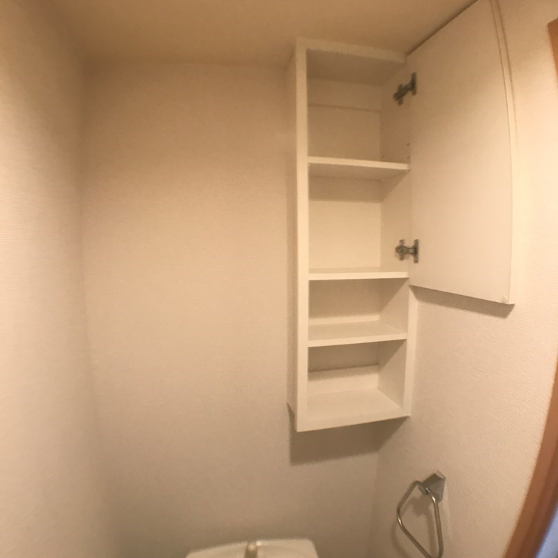 シダーコンフォール壱番館 トイレ背面壁には扉付きの収納棚があります