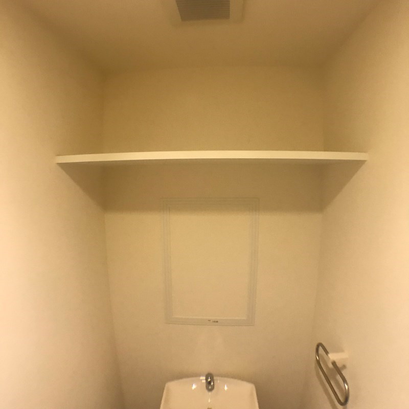 セレステ ユノ トイレ収納棚　トイレットペーパーなどを置いて頂けます
