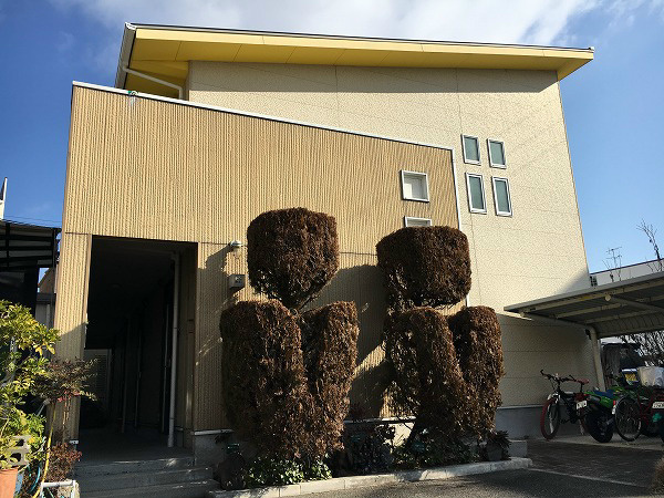 2階建てのかわいらしいアパートです。