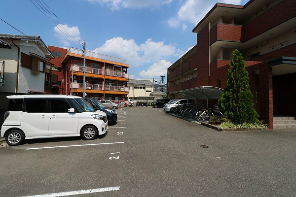 サンライズ石田 駐車場