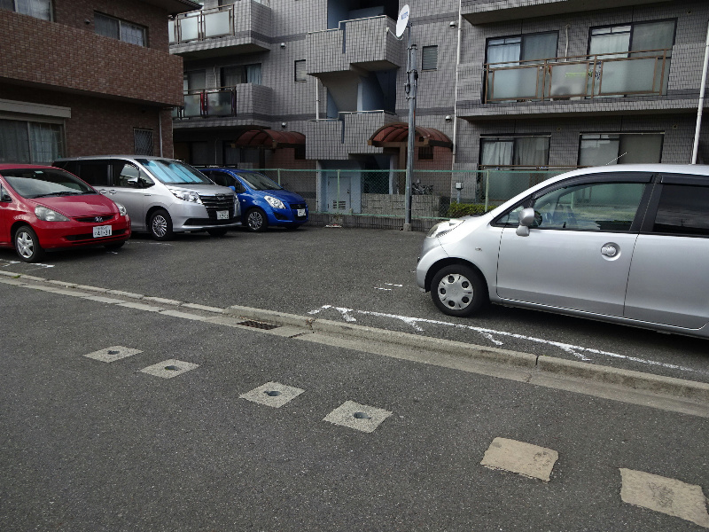 ジュネスト1番館 駐車場