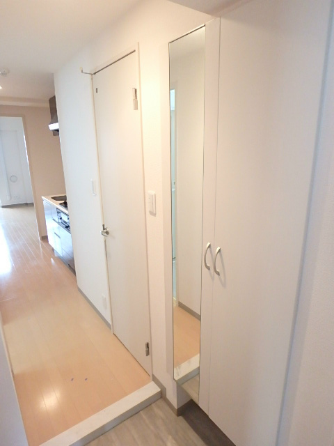 レグルス立川 姿見付きシューズボックスです！