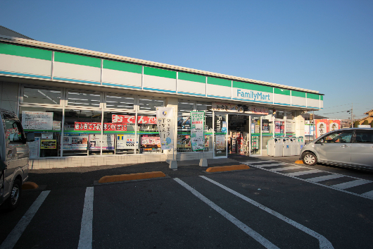 ピエールマルミット・Ⅱ コンビ二：ﾌｧﾐﾘｰﾏｰﾄ 島根四丁目店　569m　近隣