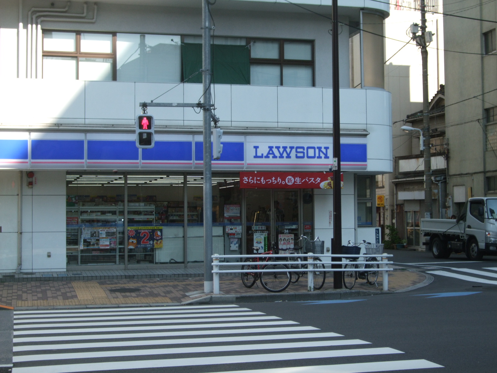プロムナード岩楯 コンビ二：ﾛｰｿﾝ 浅草七丁目店　90m