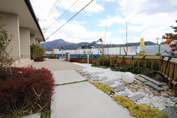 スリジエ松ヶ崎 日本庭園風のアプローチ