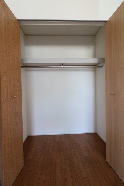 LAND PARK 横大路 A棟 コートなどを掛けましょう。