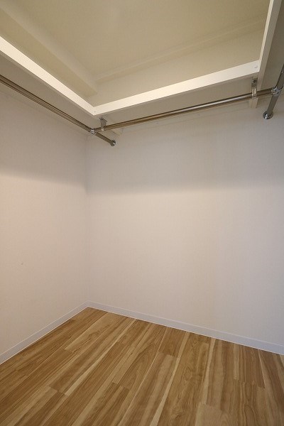 ファボリート御所南　堺町荘 収納力のあるウォークインクローゼット。