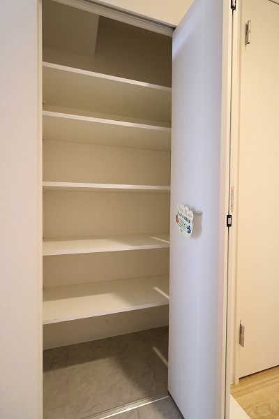 ファボリート御所南　堺町荘 玄関には大きなシューズボックス付き。