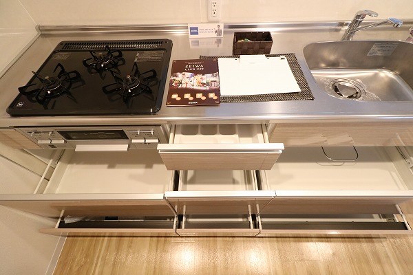 ファボリート御所南　堺町荘 キッチン下部の収納も豊富です。