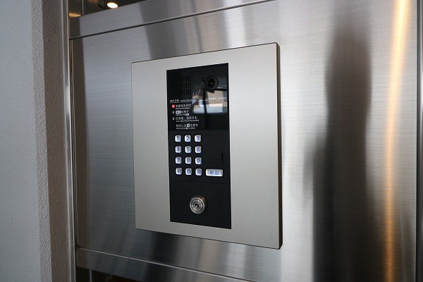 ファボリート御所南　堺町荘 オートロック操作盤。カメラが仕込まれており、来客者がTVモニターホンで確認できます。