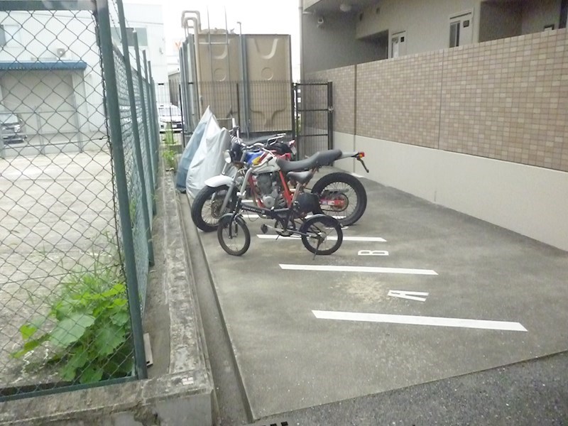 カムフォーラⅡ バイク置き場