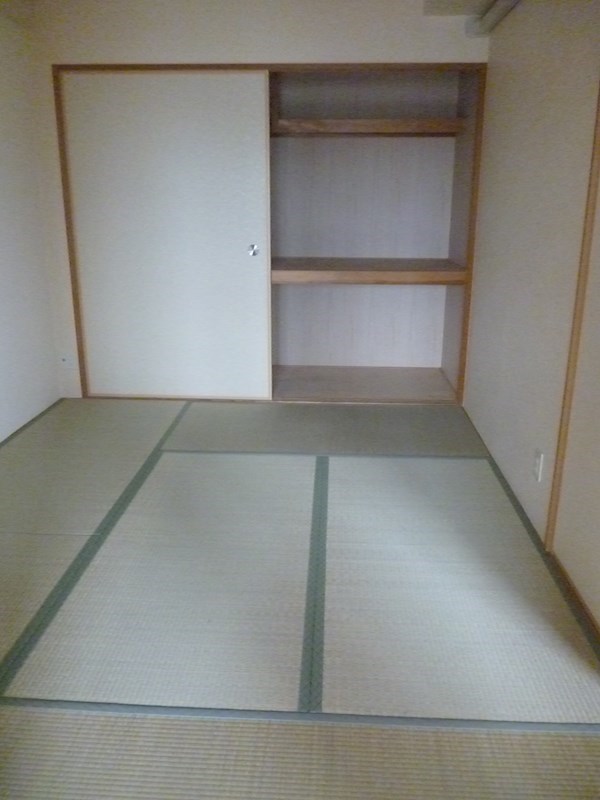 カムフォーラⅡ 大型収納付き和室