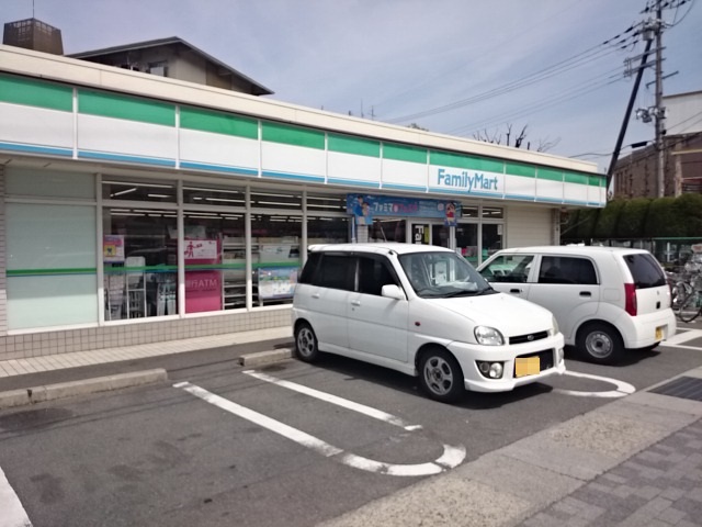 ルミエール森東 コンビ二：ﾌｧﾐﾘｰﾏｰﾄ 石田森東店　126m