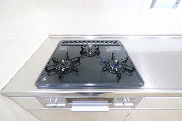 メゾングロリア キッチンはグリル付き3口システムキッチン。