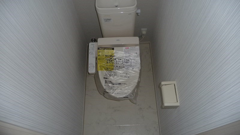 マユメゾン 階段をのぼるとウォシュレット付のトイレ