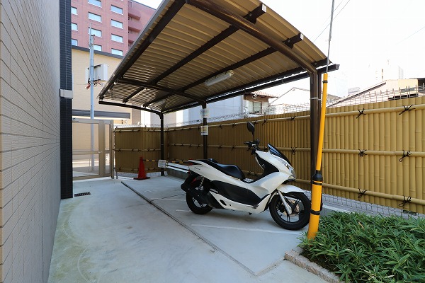 レガシー・銀河 バイク置場