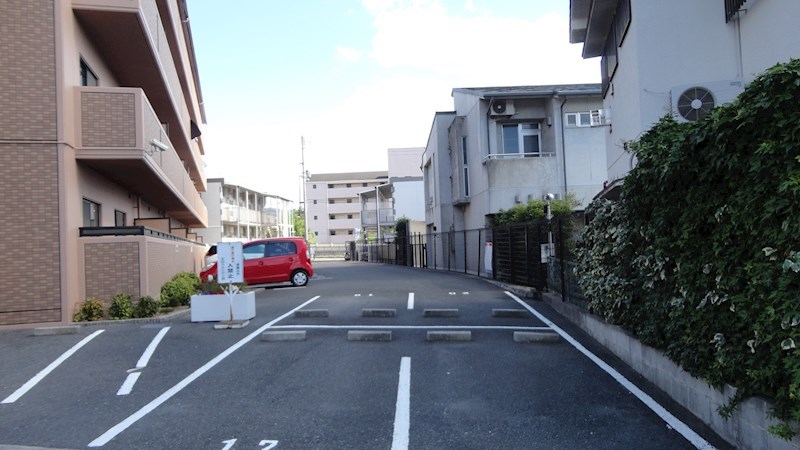 アムール新石切 駐車場