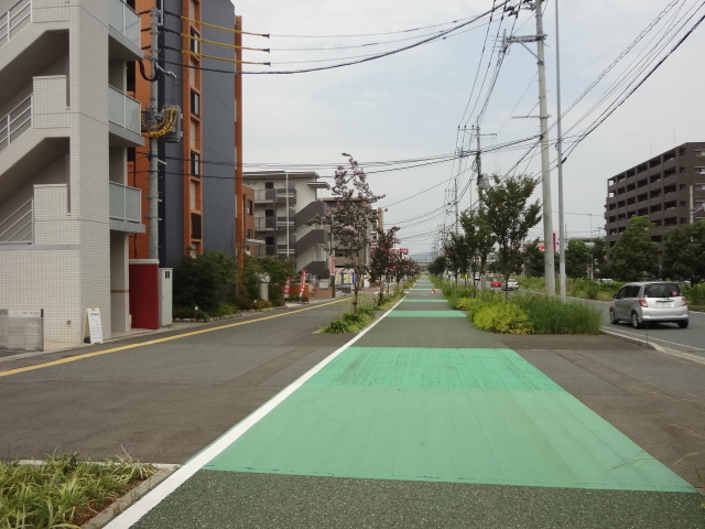 ヴィルヌーブ 周辺の街並み：自転車道　173m　近隣