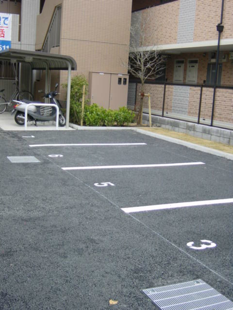 ルイ・オータム 駐車場
