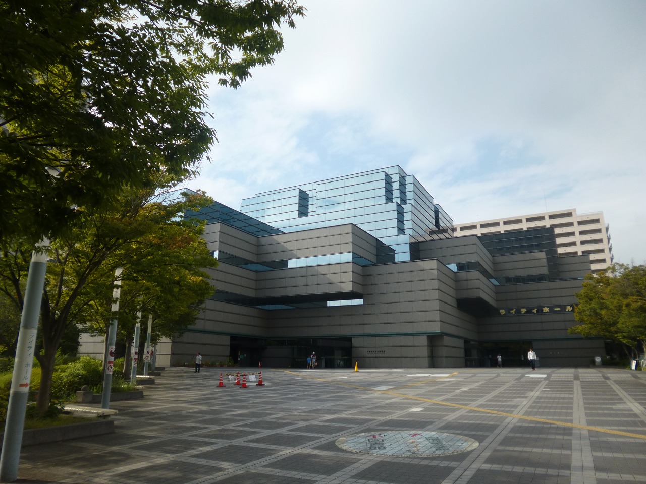 ヴィラ・サンシャイン 図書館：大阪府立中央図書館　576m