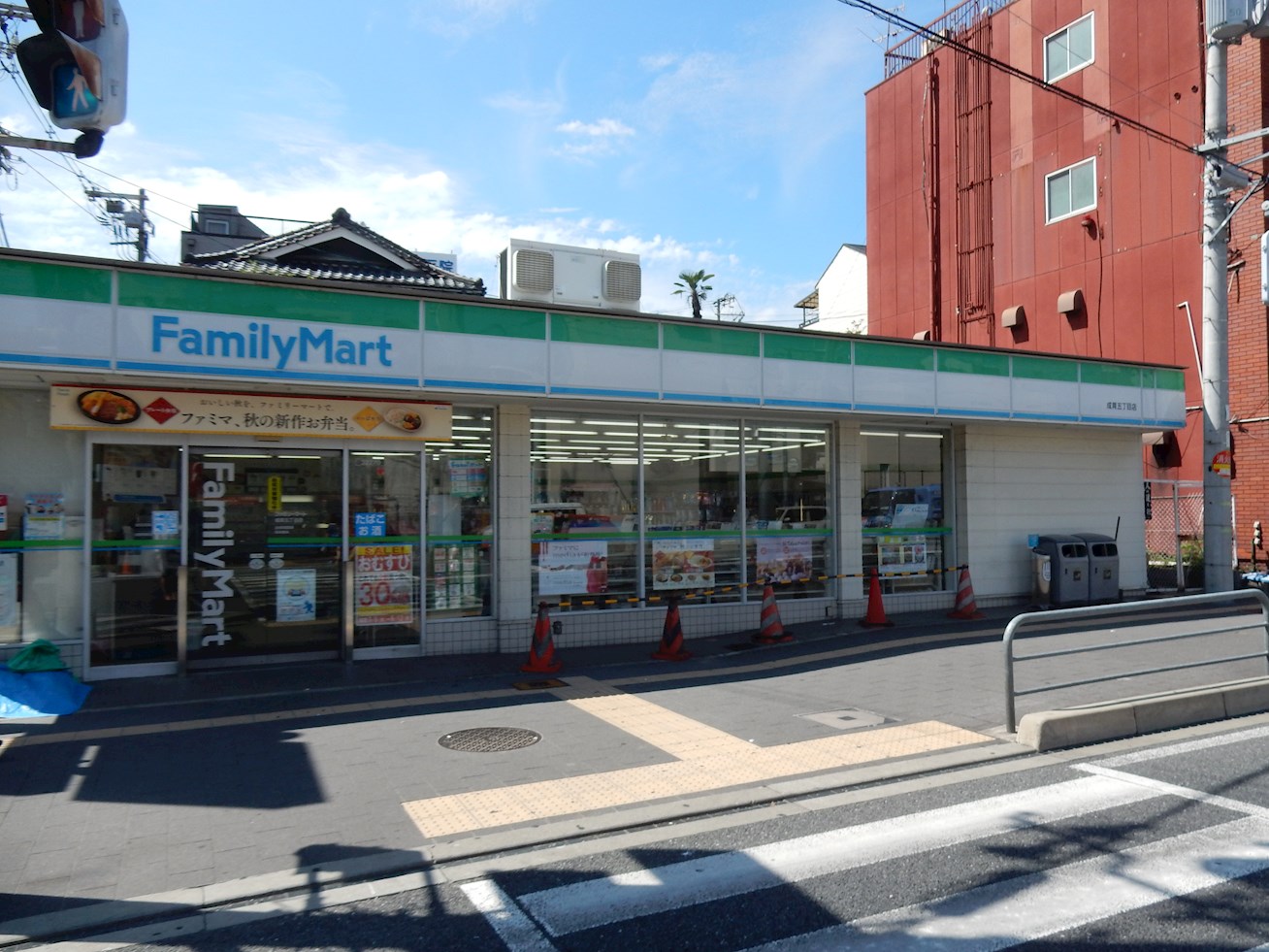 グランシャリオ コンビ二：ﾌｧﾐﾘｰﾏｰﾄ 成育五丁目店　167m