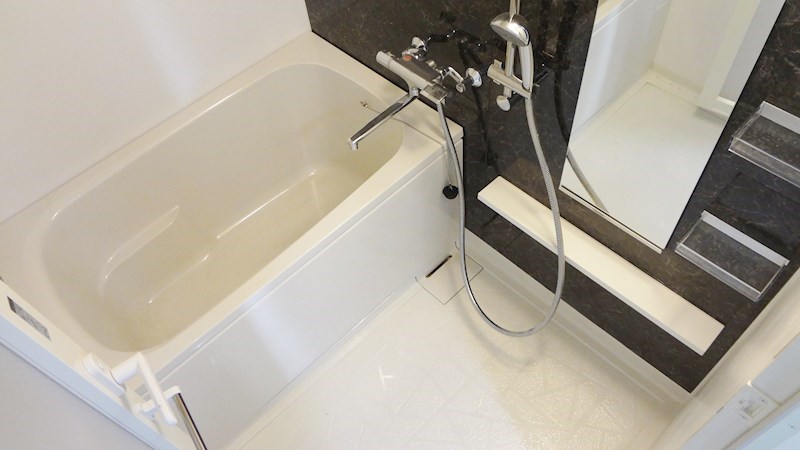 ラ ルーチェ川名 アクセントタイルで日々の入浴タイムをちょっとオシャレに。浴室換気もあり浴室内で洗濯物干せます。