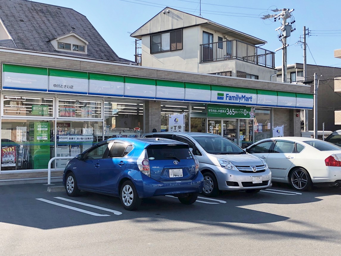 グランフルール コンビ二：ファミリマート　中川ときわ店　800m