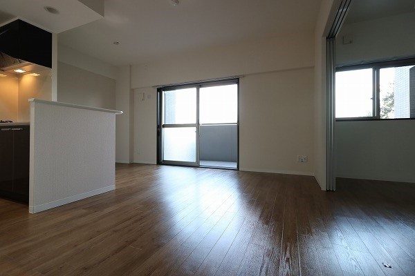 レガシー・銀河 リビングを見渡すことが出来るカウンターキッチン！日当たりも良く、5階の眺めはとても開放感があります！