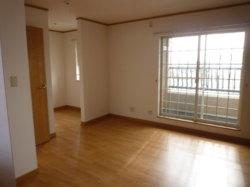 ドレスデン ベットルームも明るく広いお部屋になります。今回この部屋にもアクセントクロスを導入します