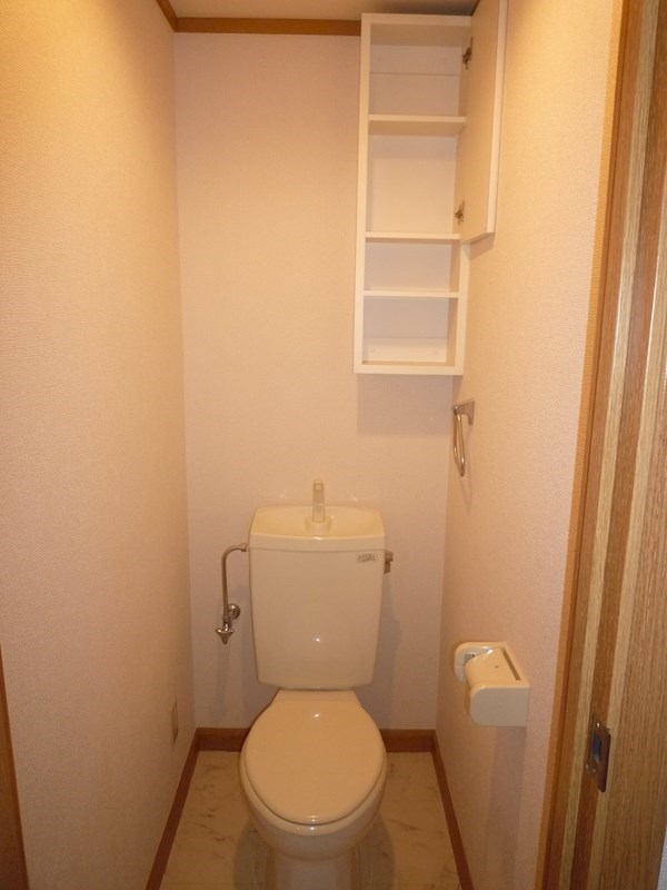 ドレスデン トイレも収納棚がついており大変便利です