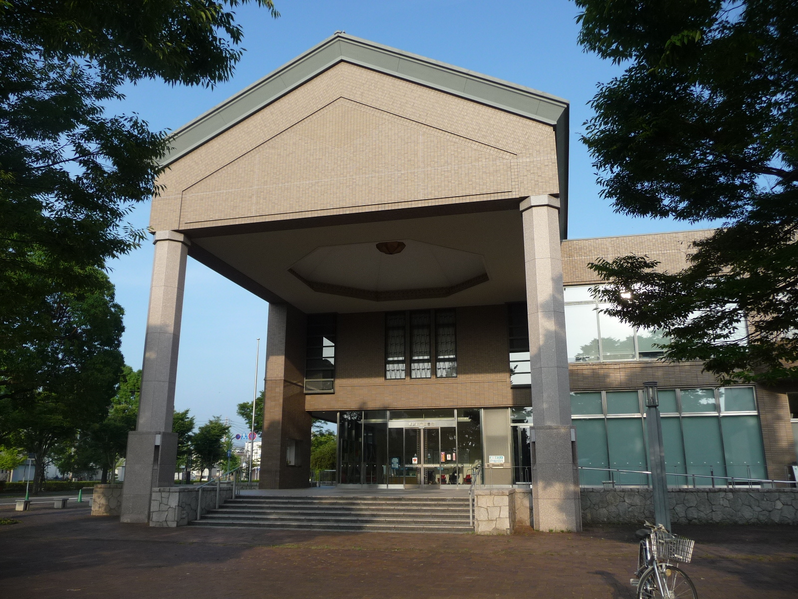 ブランシェ駅南 図書館：佐賀市立図書館　920m