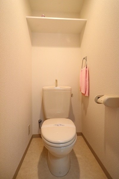 AKATSUKIⅡ 上部に収納棚あり。清潔感のあるトイレです。