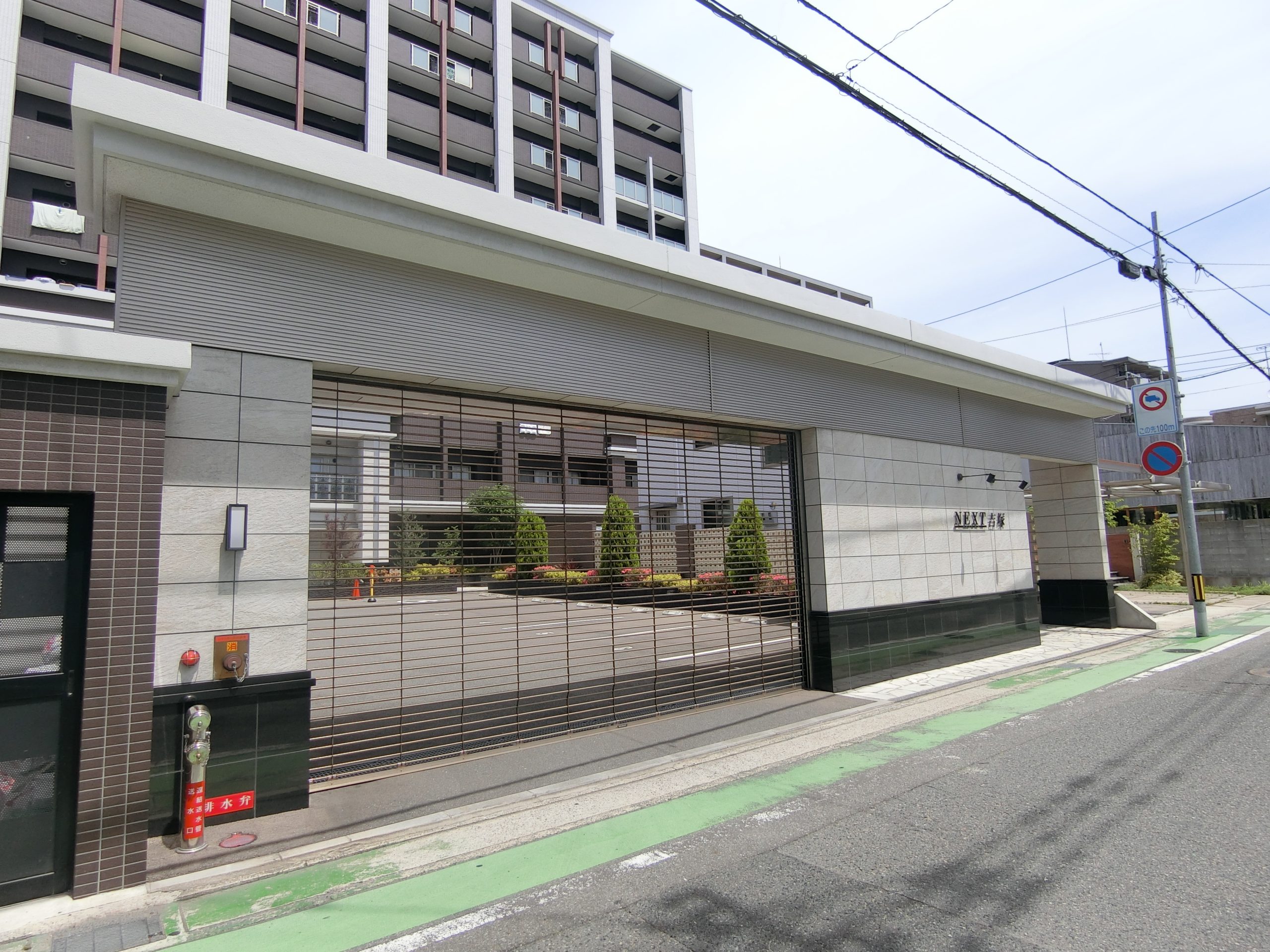 ネクスト吉塚 駐車場入り口