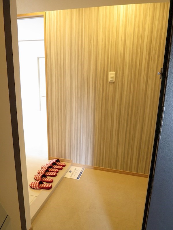 夕陽ヶ丘スカイハイツ 玄関の扉は、ストッパーを外せば両開きとなり、引っ越しの時等も便利です。