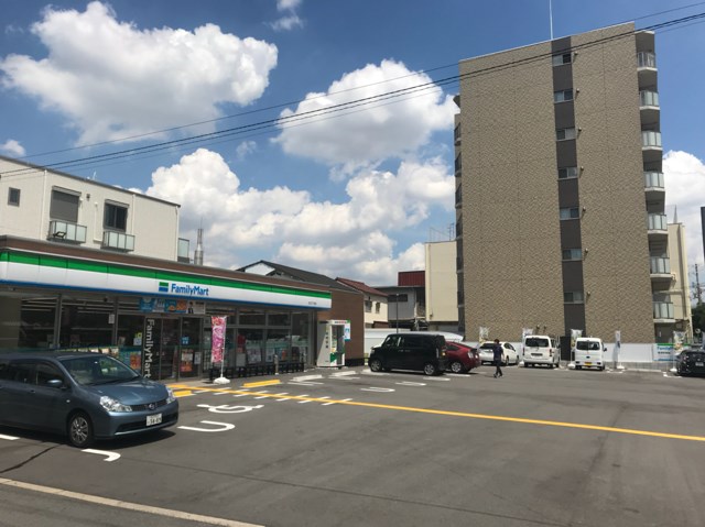 ラ フォート城北公園 マンション隣にあるファミリーマート