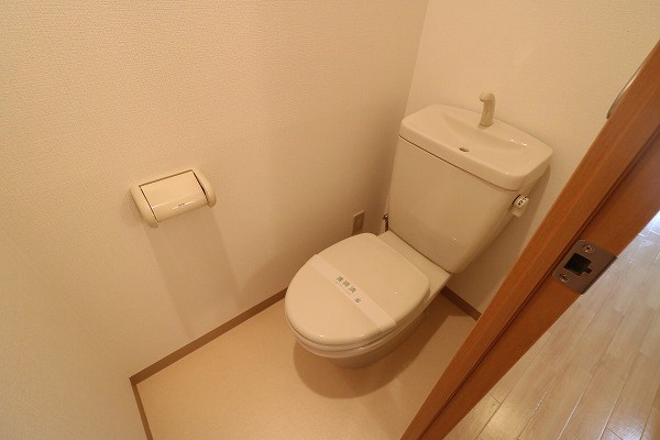 THE BASE四条大宮（ザベース四条大宮） コンセントがありますので、洗浄便座を取り付けていただく事が可能です。