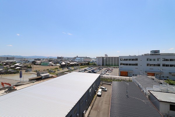 スリーメープル 周辺には高い建物が建っていないので眺望が良いです！
