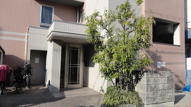アジュール西端 オートロックつき玄関。