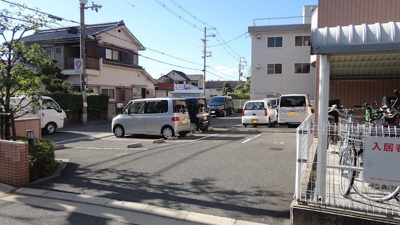 アジュール西端 平面なのでハイルーフ車でもＯＫです。