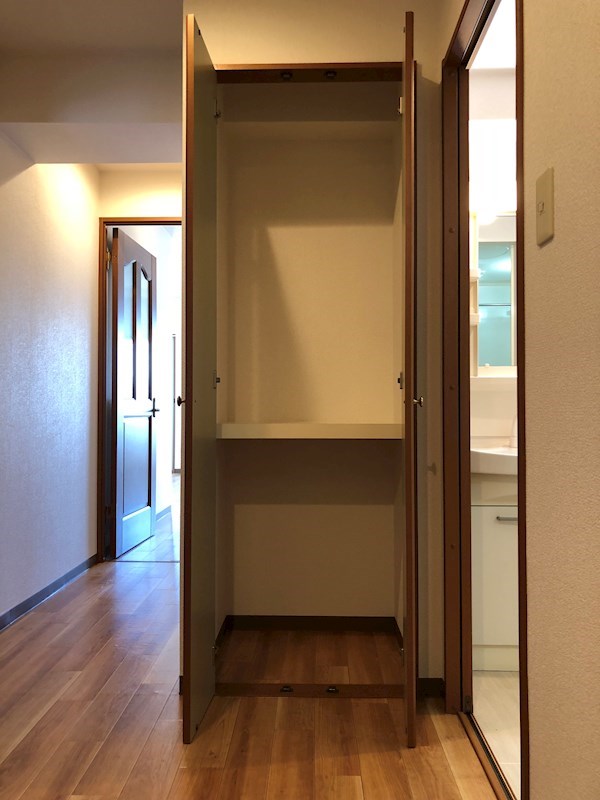 シャンゼリゼ高根 玄関からみた廊下部分。