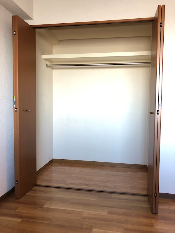 シャンゼリゼ高根 6.3帖部屋の収納スペース。
