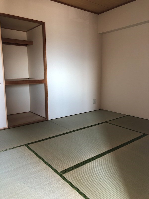 シャンゼリゼ高根 6帖の和室。