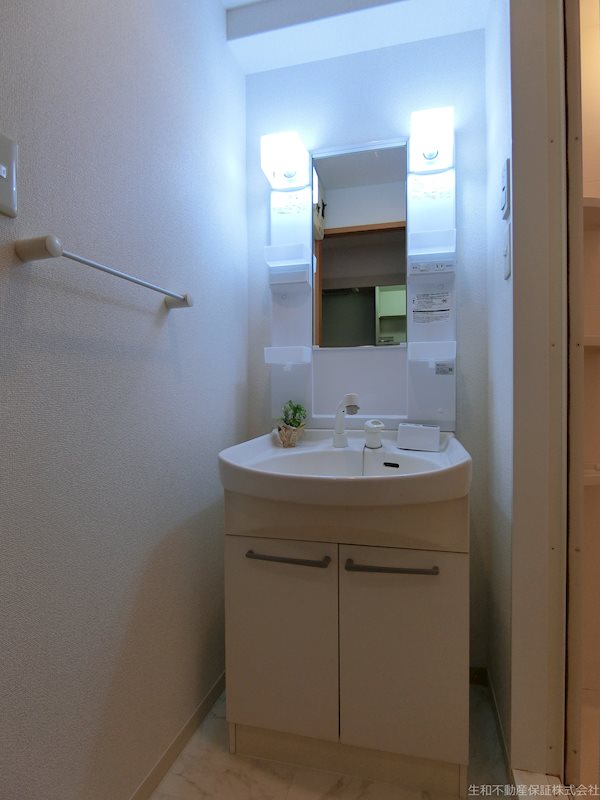 ボルゲーゼ駅南 シャワー付き独立洗面台。