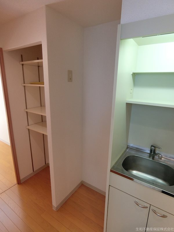 ボルゲーゼ駅南 冷蔵庫置場。
