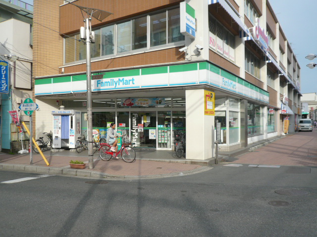 メディオ　リオ　市川 コンビ二：ﾌｧﾐﾘｰﾏｰﾄ 市川真間店　39m