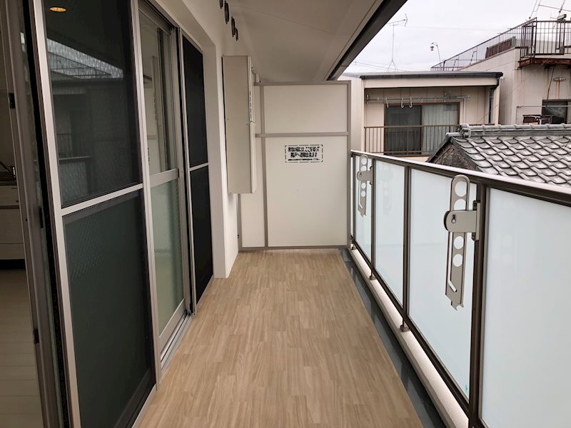 アムール京都仁王門 奥行きのあるバルコニー。床面もシート張りで綺麗です。