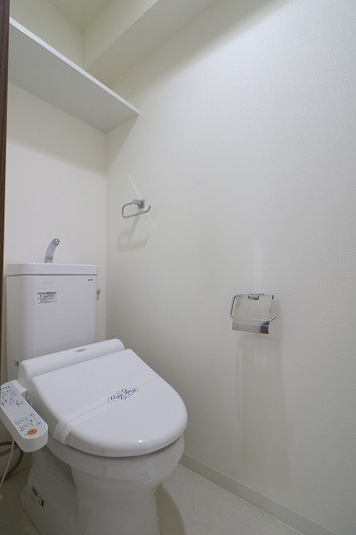 ジョイフルスクエア二条 トイレ上部には小物置場有。