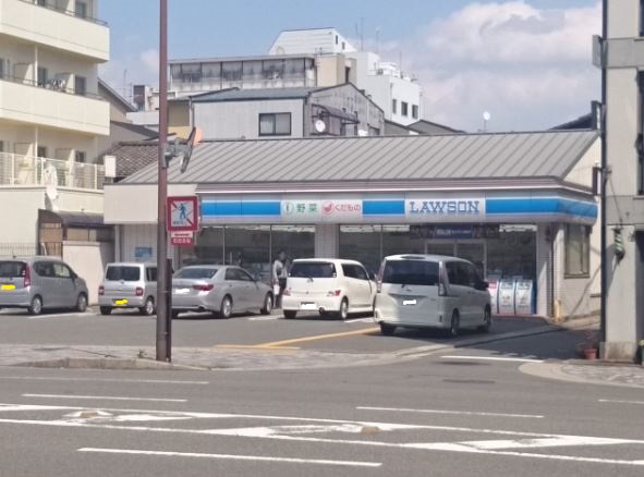 ジョイフルスクエア二条 コンビ二：ﾛｰｿﾝ 二条駅前店　138m　近隣