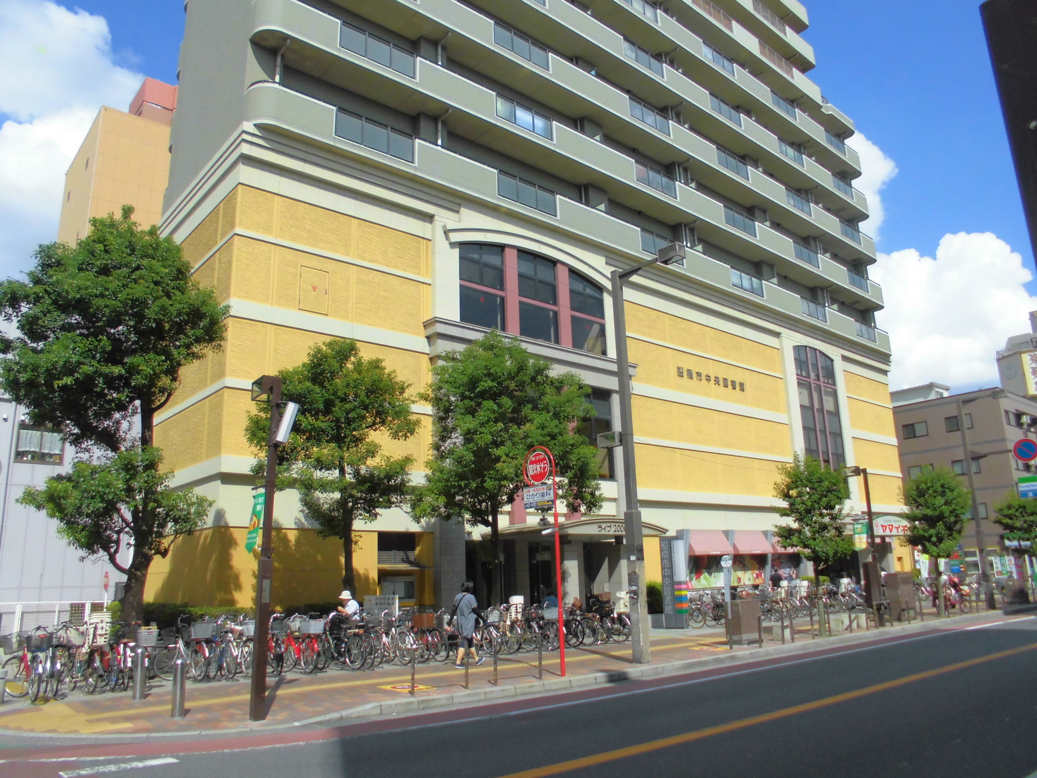 クレシェンテ梅月 図書館：船橋市中央図書館(本町)　639m