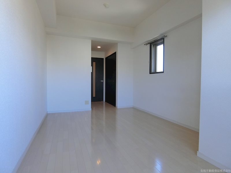 パルク博多駅南 角部屋で小窓がついてます。